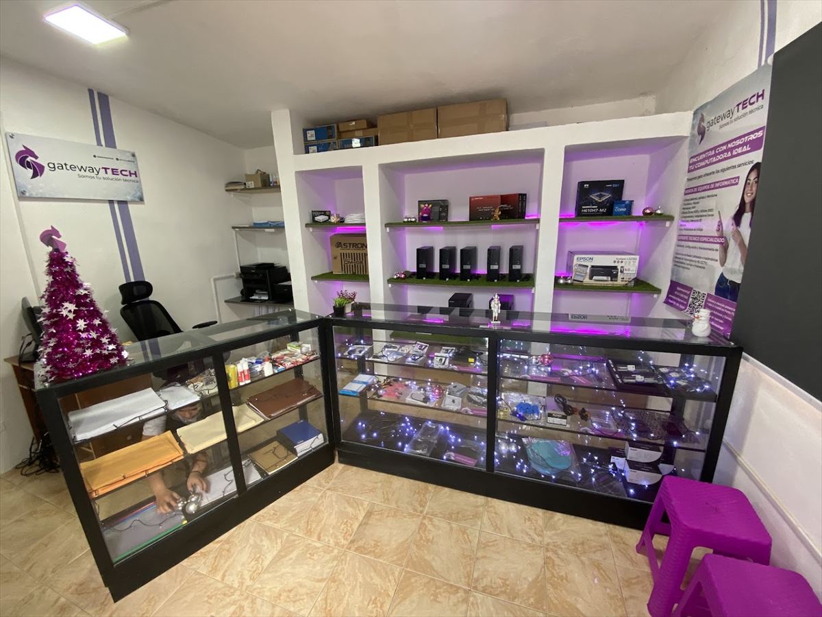 Interior de la oficina y taller de Gateway Tech en Punto Fijo